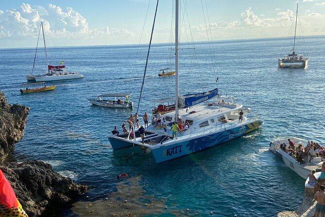 4 Hours Party Boat Catamaran Cruise in Negril - Lunch, open bar, and the party-boat mood