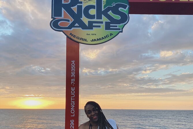 7 Mile Beach and Rick's Cafe Private Tour - Sunset, reggae, and cliff jumps at Rick’s Cafe