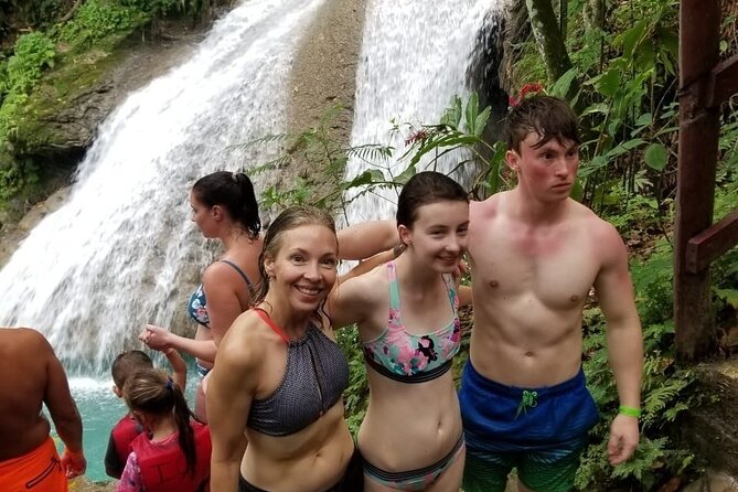 Chuck Norris Secret Falls/Blue Hole - Two hours among cascades and natural pools