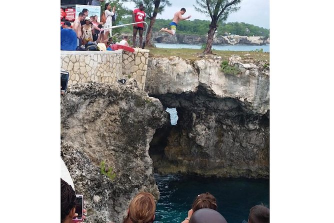 Day Tour Negril Beach & Ricks Cafe - Rick’s Cafe: views, music, and cliff jumping