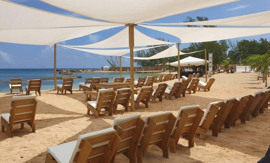 Montego Bay: Dunn's River Falls & Lunch at Bamboo Beach Club - Guides and drivers shape the day