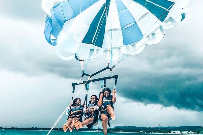 Parasailing, Blue Hole Mineral Spring, Seven Mile Beach - Why the private format matters