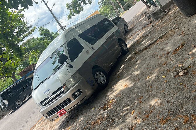 Private Airport Transfer to Hotels and Airbnb in Montego Bay - The drivers make the handoff easier