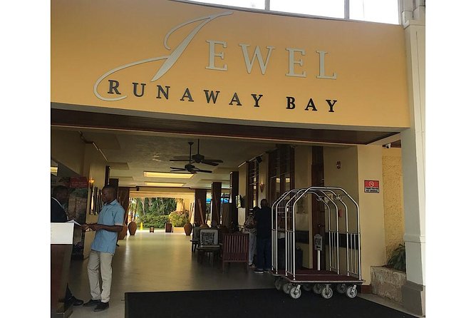 Private Roundtrip Airport Transfer to Resorts in Runaway Bay - What you can reasonably expect from the vehicle