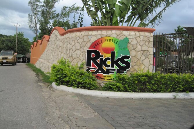 Ricks Cafe and Negril Seven Miles Beach Irie Tour - The long road from Montego Bay to Negril