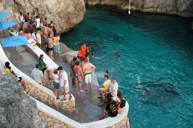 Seven Mile Beach and Ricks Cafe Private Tour. - Key points at a glance