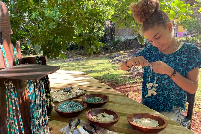 Souvenirs workshop A Mi Mek It! in Montego Bay Jamaica (FR & EN) - Making something useful from a Jamaican shell