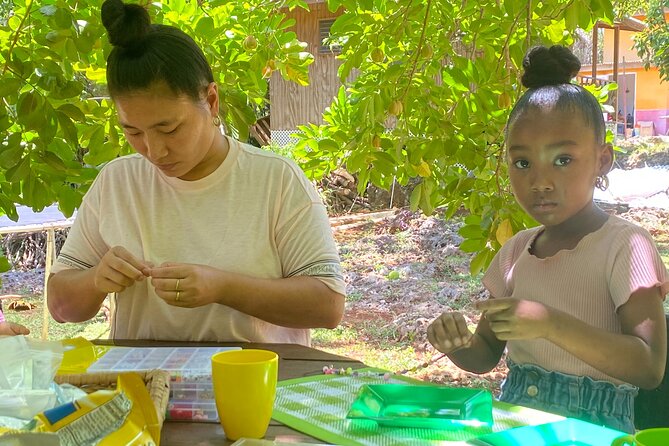 Souvenirs workshop A Mi Mek It! in Montego Bay Jamaica (FR & EN) - Marie’s role in the workshop