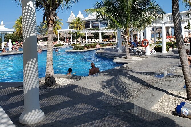 VIP Luxury Montego Bay Airport Transfer to Montego Bay/ Falmouth - Stops, drinks, and the Jamaican road view